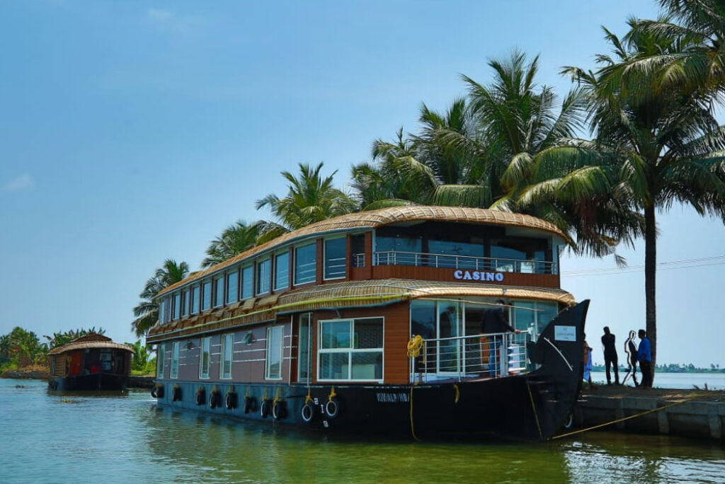 Explore Kerala’s Backwaters with the Best Houseboat in Alleppey