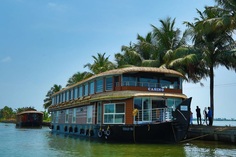 Explore Kerala’s Backwaters with the Best Houseboat in Alleppey
