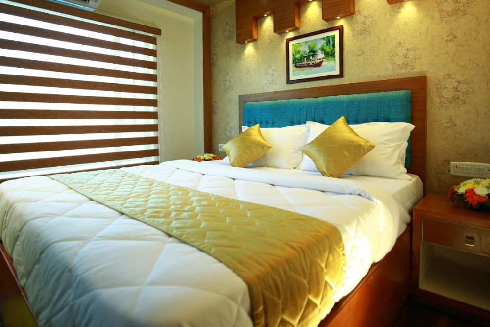Luxury houseboat room in Alleppey with modern facilities, air-conditioned interiors, elegant design, and comfortable bedding on Southern Panorama Cruises.